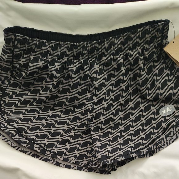 Nike Women Shorts - Picture 2 of 3